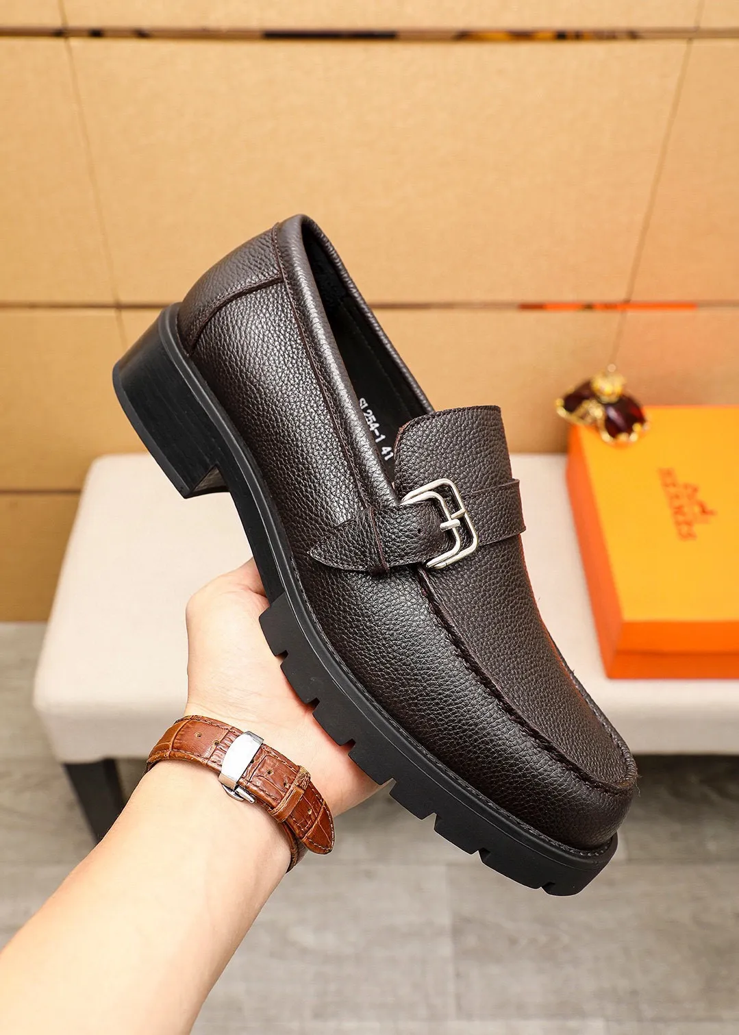 Men's shoes 💰460 💐 Product trademark: HERMES "Hermès" casual leather shoes Regular size: 39-44 (38.45🉑️customized) Product materials: Selected imported first-layer pebbled cowhide leather upper + classic hardware buckle, imported water-dyed 🐂 cowhide lining. Strong three-dimensional visual effect, non-slip and wear-resistant rubber outsole Color: 2⃣️colors available